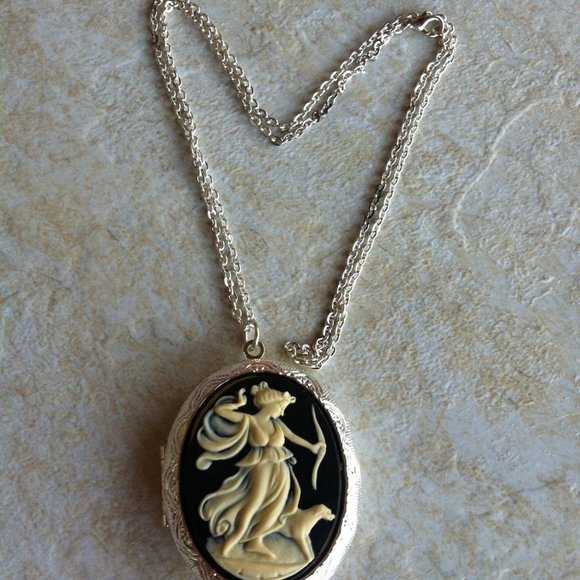 Aphrodite Roman Goddess Locket Necklace Chariot - Picture 2 of 4